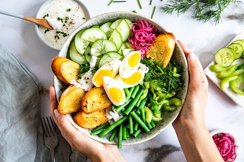 Bunte Salat-Bowl mit Ei mit grünen Bohnen und Knoblauchbrot