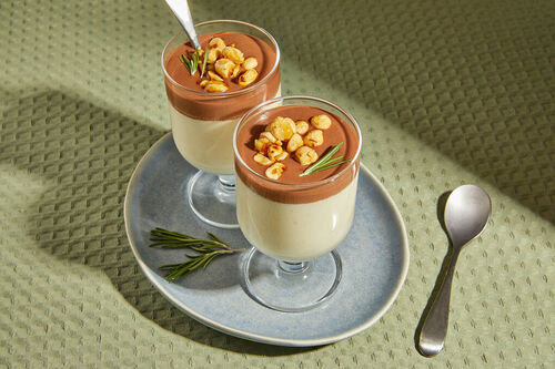 Birnenmousse mit Rosmarin mit Nüssen und cremiger Schokosauce