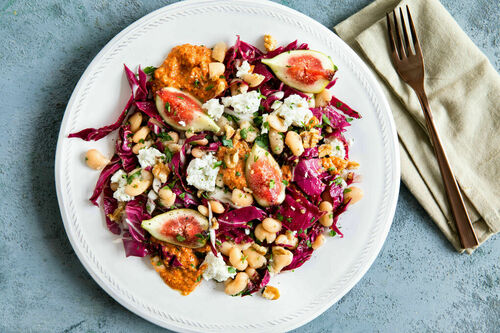 Radicchio-Bohnen-Salat mit Feta & Feigen mit Paprika-Walnuss-Creme