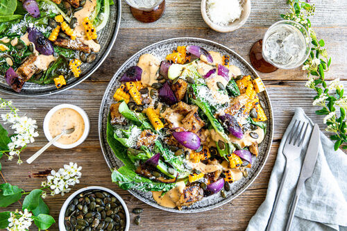 Chipotle-„Hähnchen“ auf gegrilltem Salat mit Mais und Käse