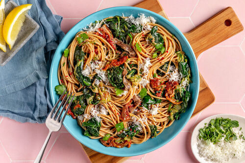 Anchovis-Vollkornpasta mit getrockneten Tomaten und Zucchini-Gemüse