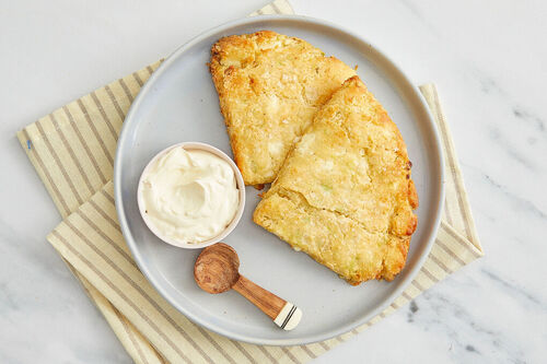 Scones mit Lauchzwiebeln und Feta an herzhaftem Crème-fraîche-Dip