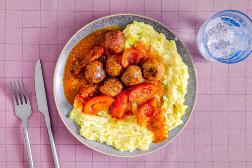 Veggie-Hackbällchen auf Kartoffel-Lauch-Püree mit tomatiger Chili-Zitronengras-Sauce