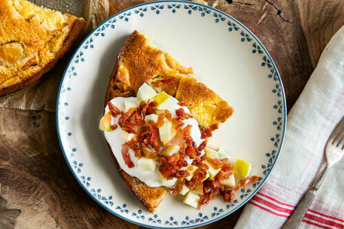 Apfelkuchen mit süßem Speck serviert mit Joghurt