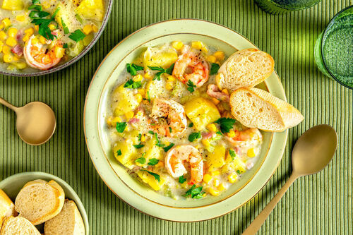 Garnelen-Chowder mit Mais und Bacon mit Lauch und Stangensellerie