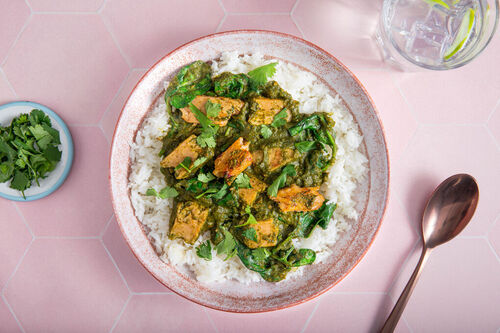 V1: Veganes „Hähnchen“-Saag auf Jasminreis, garniert mit Koriander