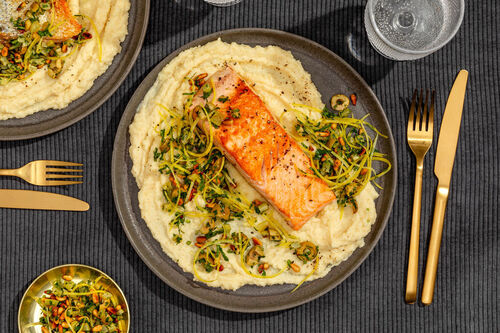 Lachsfilet mit sahnigem Selleriepüree und Oliven-Rosinen-Topping mit Pinienkernen