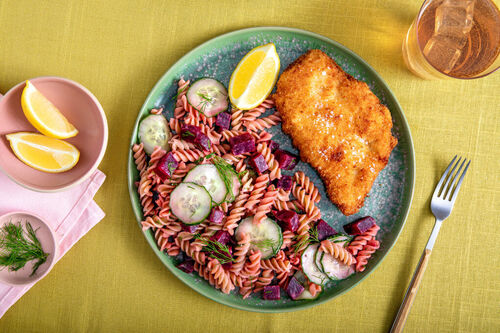 V1: Krosses Hähnchenschnitzel mit Pasta mit Roter Bete, Gurke und Dill