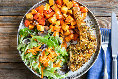 Hähnchenschenkel mit Kürbiskernkruste dazu Ofengemüse und bunter Salat