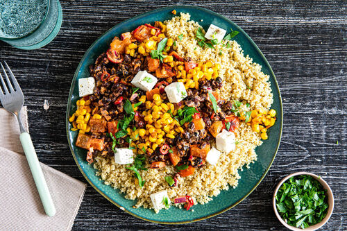 Pikantes Chili-Limetten-Gemüse mit Feta mit Quinoa und Koriander