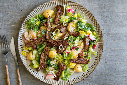 Nordischer Kartoffel-Rindfleisch-Salat mit Radieschen und Meerrettichdressing