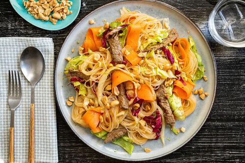 Vietnamesischer Rindfleischsalat mit Glasnudeln und Passionsfruchtdressing