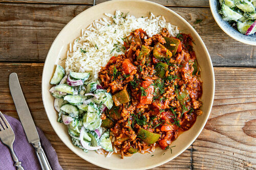 V4: Türkische Bio-Hackpfanne mit Vollkornreis und Gurkensalat mit Kräuter-Joghurt-Dressing