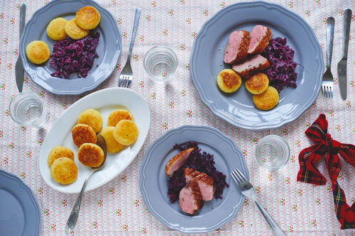 Weihnachtliche Entenbrust mit Gewürzrotkohl und Kartoffeltalern