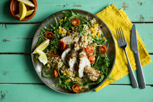 V2: Bio-Za’atar-Hähnchen mit Kirschtomaten auf zitronigem Paprika-Rucola-Bulgur