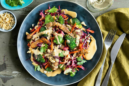 V2: Brokkoli-Biorind-Salat asiatische Art Low Carb mit Koriander-Cashew-Dressing