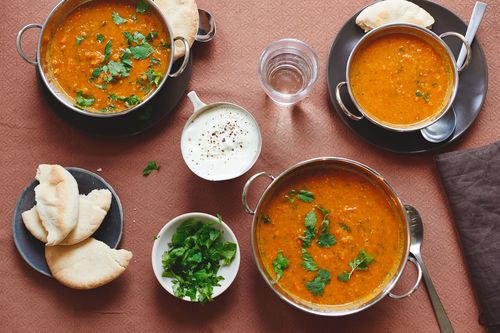 Afghanischer Gemüseeintopf mit Linsen, Joghurt und Pita-Brot