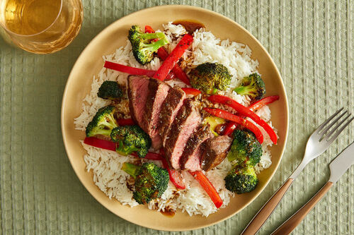 V2: Bio-Rindersteak auf Brokkoli-Gemüse in würziger Sauce mit Soja und Knoblauch