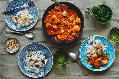 Arabischer Reis mit Hühnchen, Gemüse und Rosinen