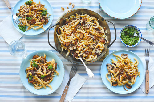 Feine Käsespätzle mit Steinpilzen und Petersilien-Pesto
