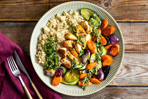 Bio-Hähnchen mit Orangen-Chili-Dressing dazu Quinoa und buntes Ofengemüse