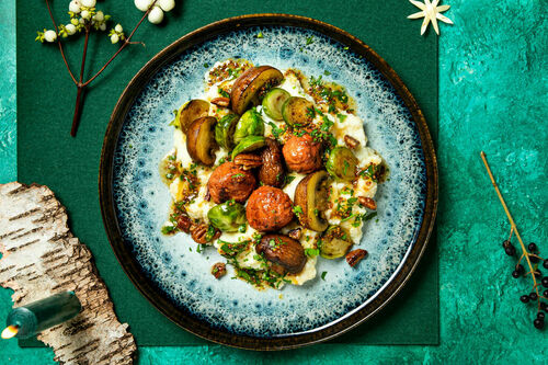 Special: Deftige „Hackbällchen“-Pfanne mit Rosenkohl und Pilzen auf Selleriepüree