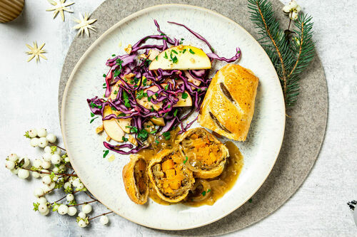 Special: Kürbisstrudel Wellington mit Thymian-Zwiebel-Sauce und Rotkohlsalat