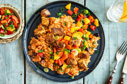 Tomaten-Oliven-Reis mit Hähnchen und fruchtiger Paprika-Orangen-Salsa