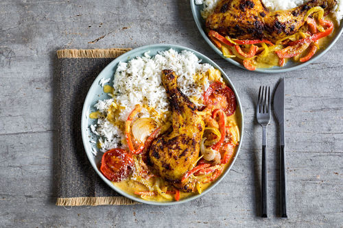 Korma-Hähnchenschenkel mit Kokossauce und Basmatireis