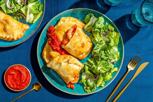 V2: Hähnchen-Calzone mit Pesto und Paprika dazu Salat mit Kaperndressing