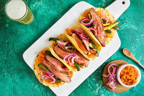 V2: Bio-Steak-Tacos mit eingelegten Zwiebeln und Röstgemüsesalsa