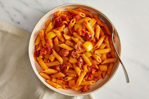Penne in Tomaten-Salsiccia-Sauce mit gelber Paprika