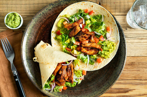 Mexikanische Hähnchenwraps mit Salat und Guacamole