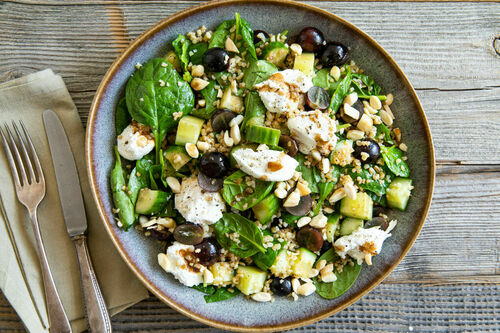 Bulgur-Trauben-Salat mit Ziegenkäse und gerösteten Mandeln