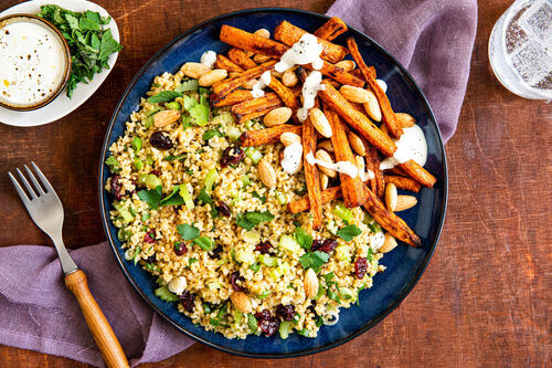 Bulgursalat mit Cranberrys und Mandeln dazu Ofenkarotten und Joghurt-Dip
