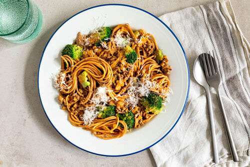 V1: Vollkornpasta in cremiger Hacksauce mit Lauch und Brokkoli