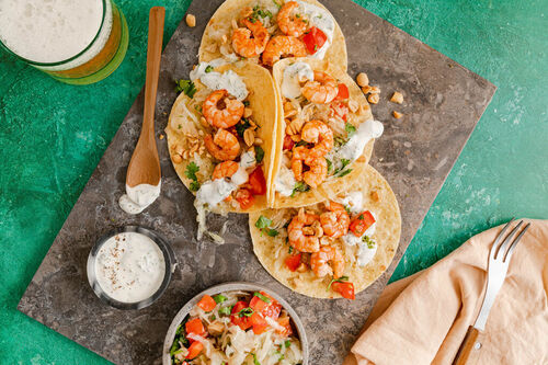 Zitronengras-Garnelen-Tacos mit Kohlrabisalat und Erdnüssen