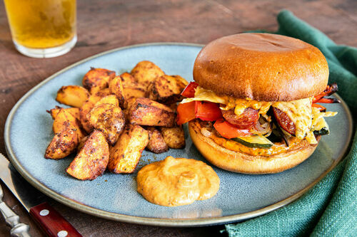 Salsiccia-Gemüse-Burger mit Käse im Briochebrötchen mit rauchigem Dip