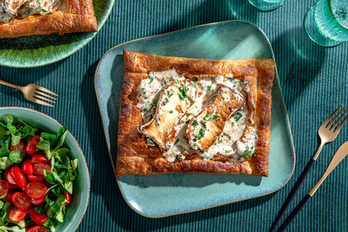 Blätterteigschiffchen mit „Hähnchen“-Füllung mit Pilzen und Estragon, dazu frischer Salat