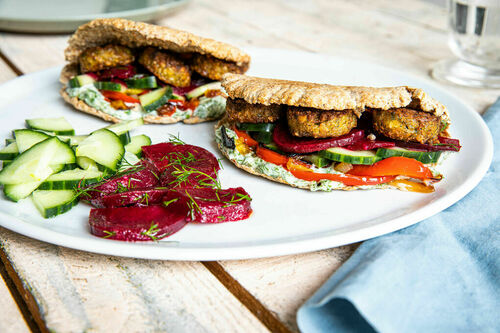 V2: Falafel-Paprika-Sandwich mit eingelegter Roter Bete und Gurke