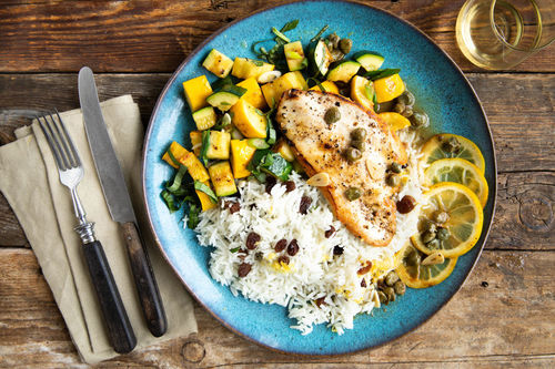 V2: Bio-Hähnchen-Piccata auf Basmatireis mit Zucchini, Kapern und Zitrone
