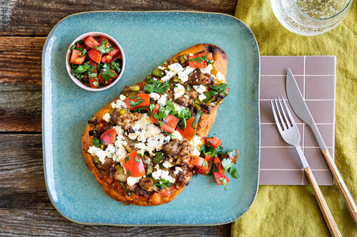 Naanpizza mit Hähnchen und Feta dazu Tomaten-Koriander-Salat