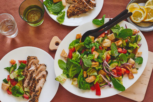 Arabischer Brotsalat mit Za'atar-Hühnchenbrust