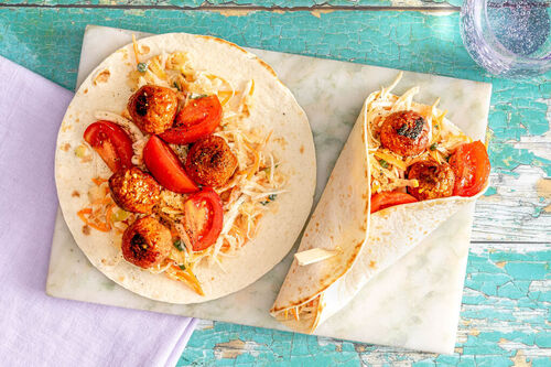 V3: Würzige Bio-Hähnchen-Wraps mit Tomaten und würzigem Apfel-Slaw