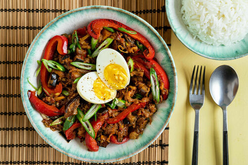 Sambal-Auberginen mit Paprika und Ei dazu duftiger Basmatireis