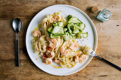Superfix V3: Köstliche Garnelen-Gnocchi mit cremiger Tomatensauce und Zucchini