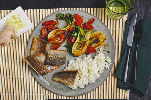 Gebratene Forelle mit Pak Choi-Gemüse und Ingwer-Reis