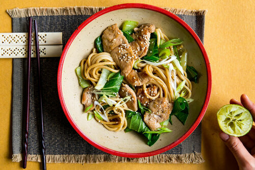 Udon-Nudeln mit Hähnchenbrust mit knackigem Pak Choi und Sesam