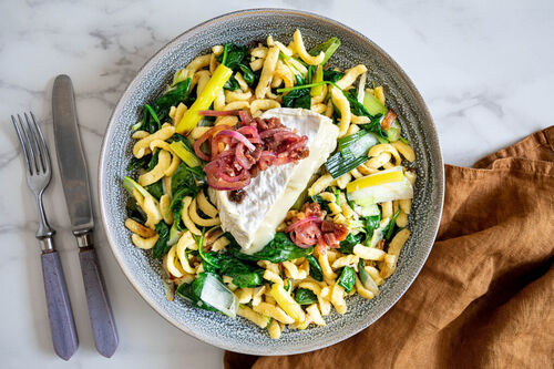 Geschmolzener Camembert auf Spätzle mit Dattel-Zwiebel-Marmelade und Lauch