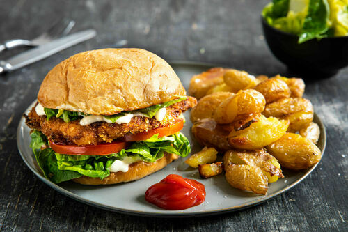 V3: Rindfleischburger mit Tomate & Salat dazu Quetschkartoffeln aus dem Ofen